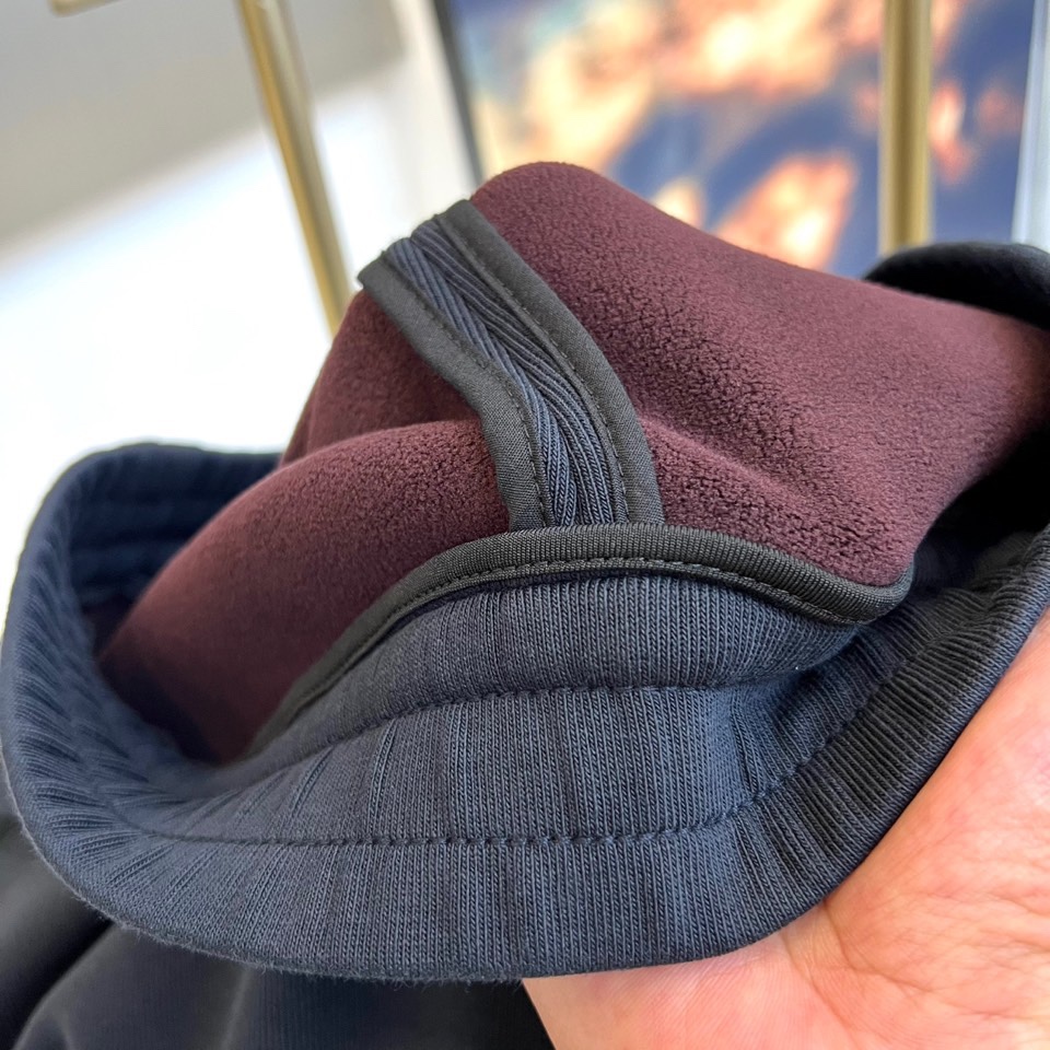 MONCLER 蒙口、2025秋冬新品男士高端【一体绒】加厚运动休闲裤，它采用高端一体绒面料打造，面层由