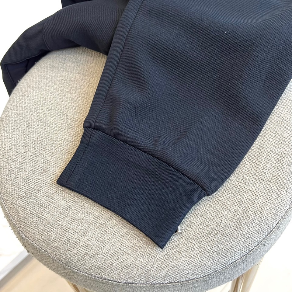 MONCLER 蒙口、2025秋冬新品男士高端【一体绒】加厚运动休闲裤，它采用高端一体绒面料打造，面层由