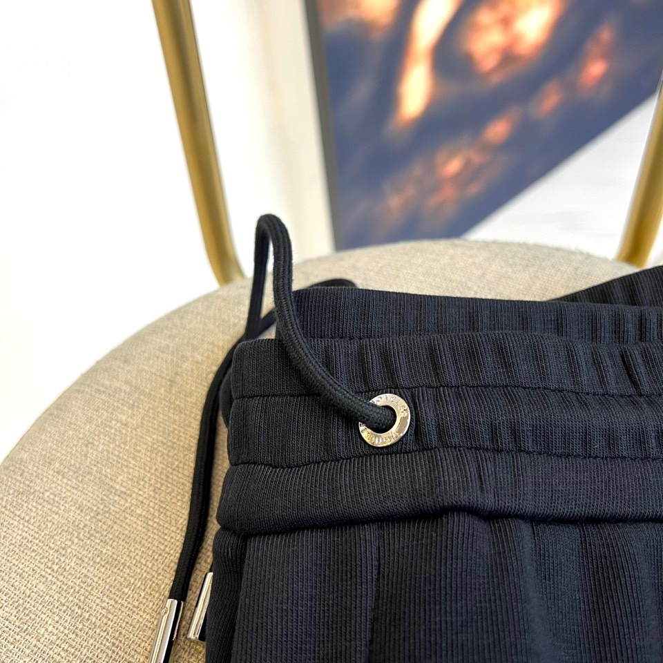 MONCLER 蒙口、2025秋冬新品男士高端【一体绒】加厚运动休闲裤，它采用高端一体绒面料打造，面层由