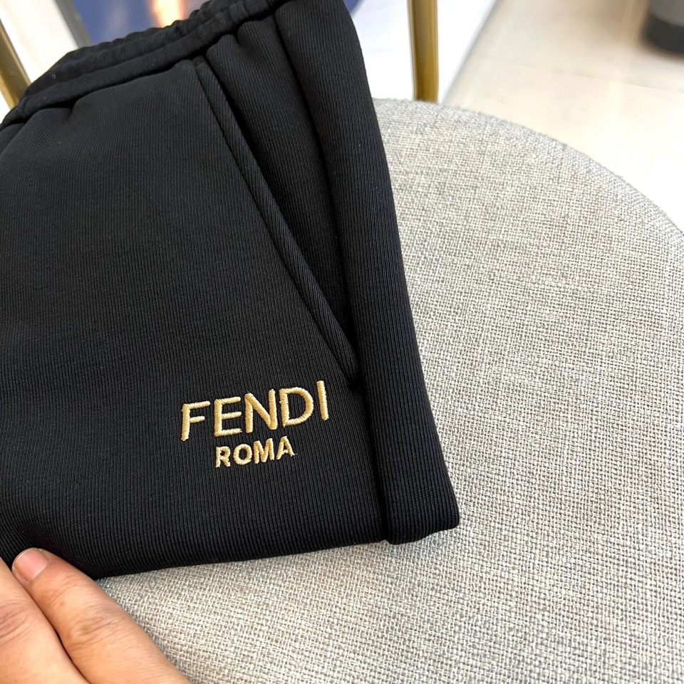Fend芬迪、2025秋冬新品FENDI加绒羊羔一体绒休闲裤。采用61%棉+32%聚酯纤维+7%氨纶的面