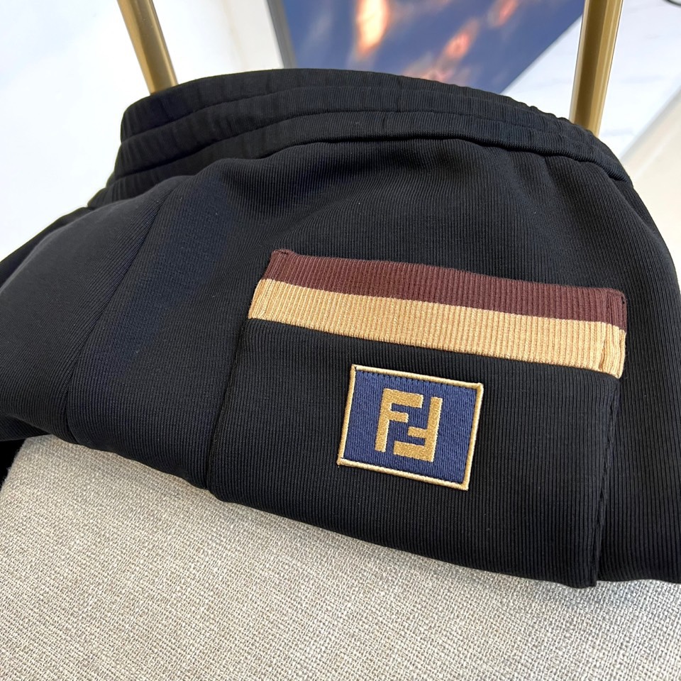 Fend芬迪、2025秋冬新品FENDI加绒羊羔一体绒休闲裤。采用61%棉+32%聚酯纤维+7%氨纶的面