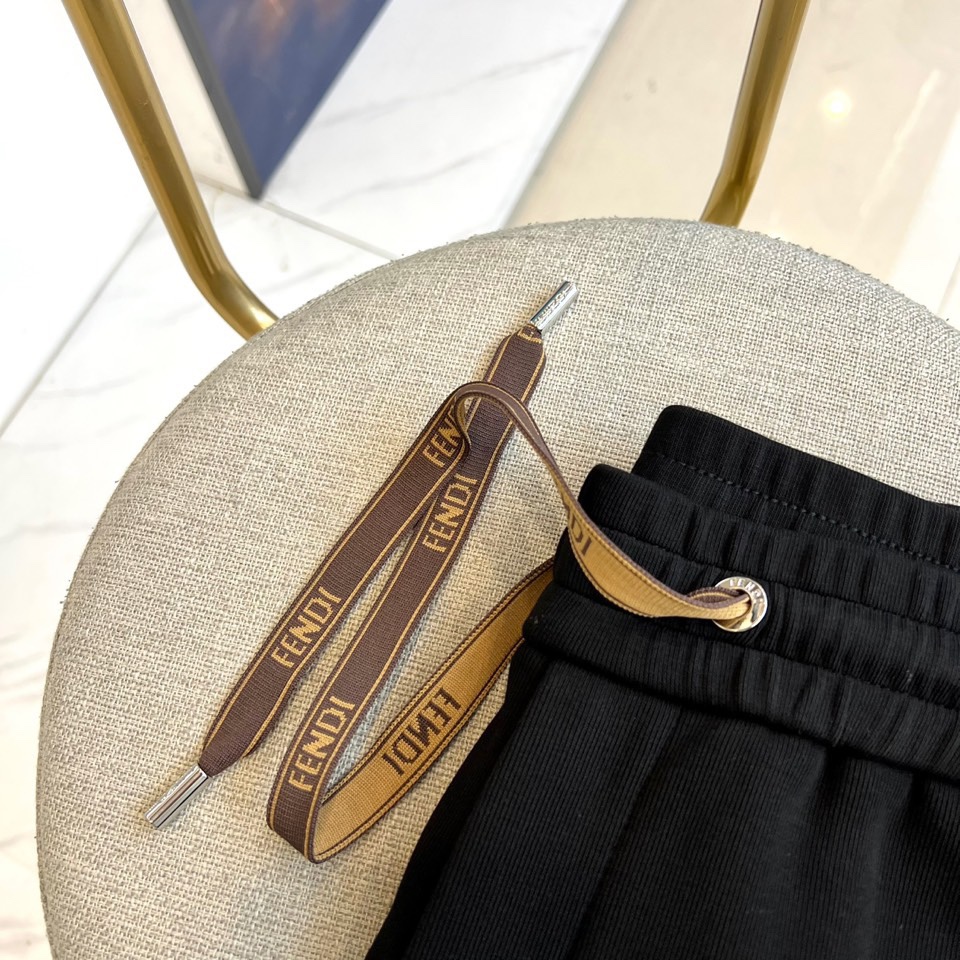 Fend芬迪、2025秋冬新品FENDI加绒羊羔一体绒休闲裤。采用61%棉+32%聚酯纤维+7%氨纶的面