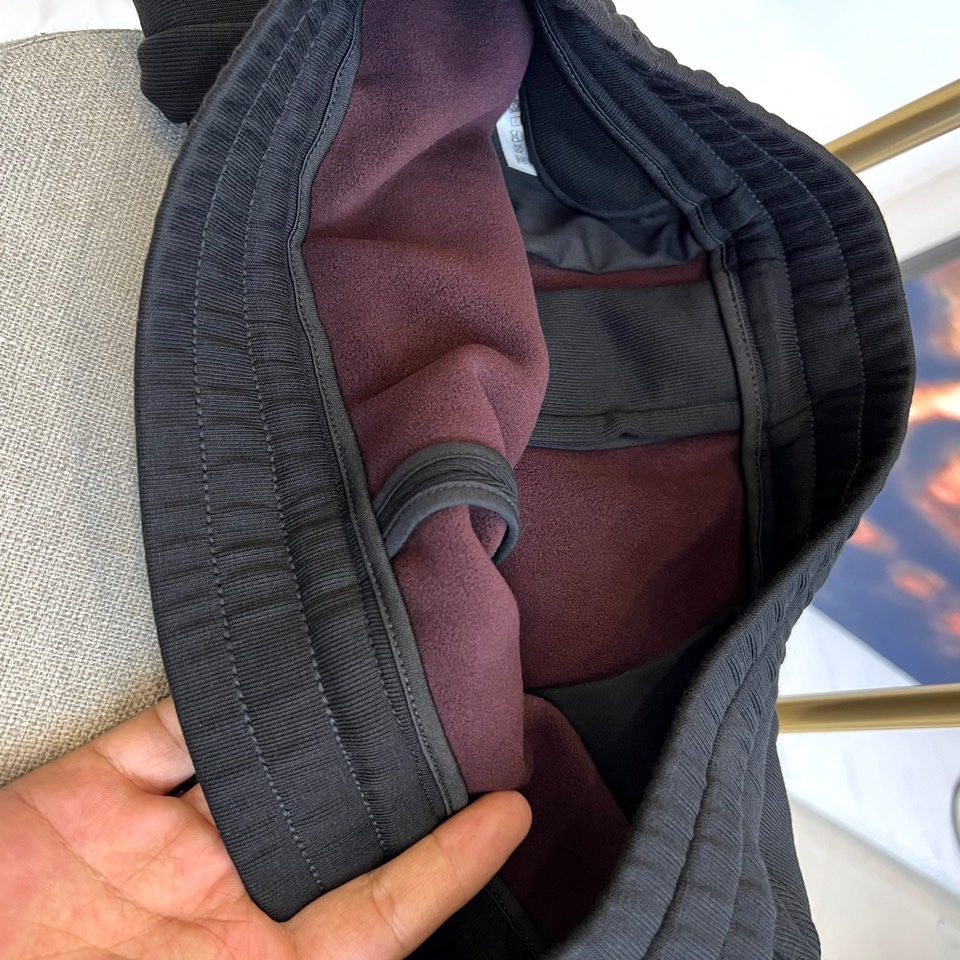 Fend芬迪、2025秋冬新品FENDI加绒羊羔一体绒休闲裤。采用61%棉+32%聚酯纤维+7%氨纶的面