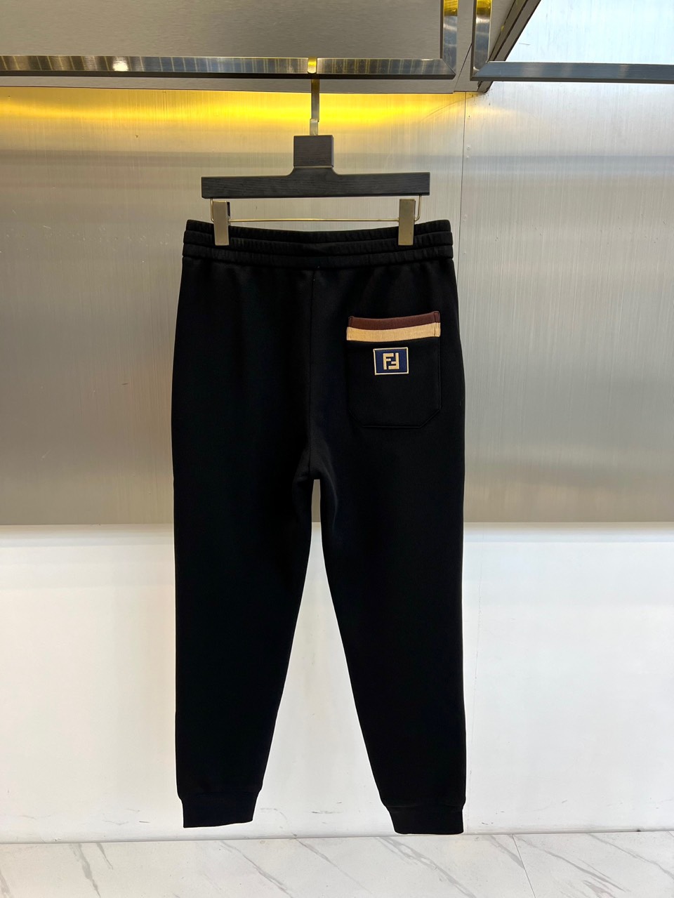 Fend芬迪、2025秋冬新品FENDI加绒羊羔一体绒休闲裤。采用61%棉+32%聚酯纤维+7%氨纶的面