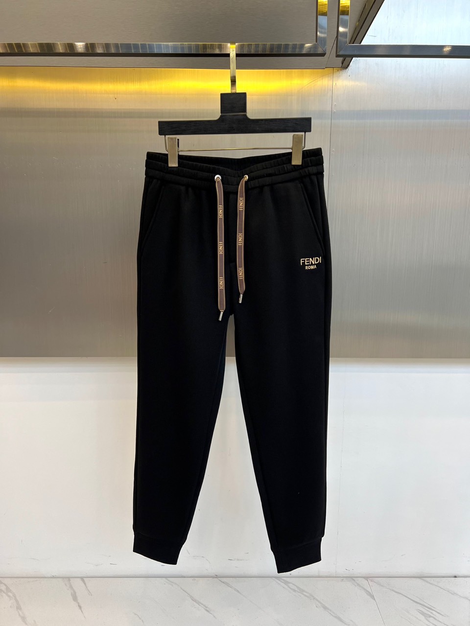 Fend芬迪、2025秋冬新品FENDI加绒羊羔一体绒休闲裤。采用61%棉+32%聚酯纤维+7%氨纶的面
