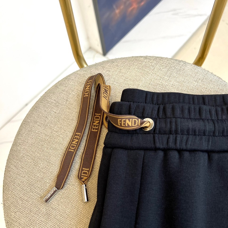 Fend芬迪、2025秋冬新品FENDI加绒羊羔一体绒休闲裤。采用61%棉+32%聚酯纤维+7%氨纶的面