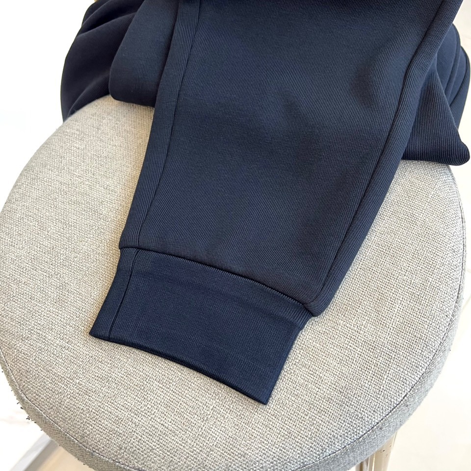 Fend芬迪、2025秋冬新品FENDI加绒羊羔一体绒休闲裤。采用61%棉+32%聚酯纤维+7%氨纶的面