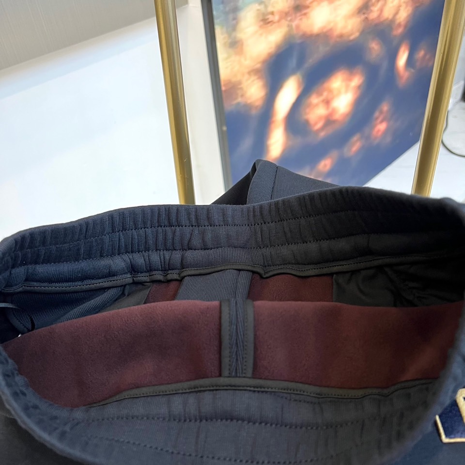 Fend芬迪、2025秋冬新品FENDI加绒羊羔一体绒休闲裤。采用61%棉+32%聚酯纤维+7%氨纶的面