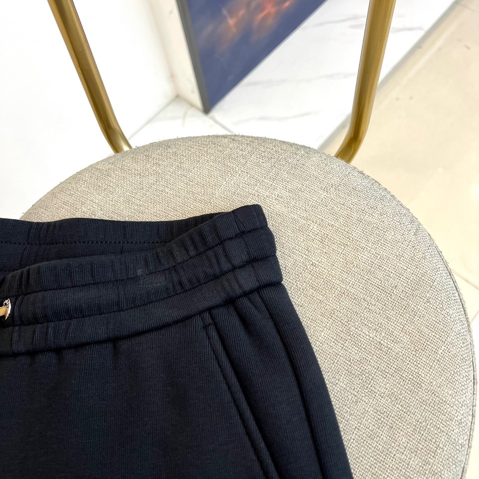 Fend芬迪、2025秋冬新品FENDI加绒羊羔一体绒休闲裤。采用61%棉+32%聚酯纤维+7%氨纶的面
