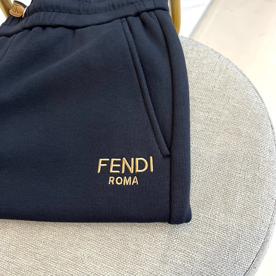 Fend芬迪、2025秋冬新品FENDI加绒羊羔一体绒休闲裤。采用61%棉+32%聚酯纤维+7%氨纶的面