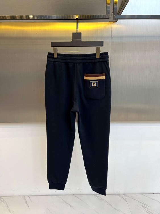 Fend芬迪、2025秋冬新品FENDI加绒羊羔一体绒休闲裤。采用61%棉+32%聚酯纤维+7%氨纶的面