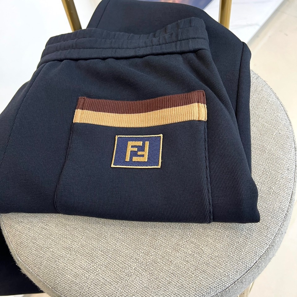 Fend芬迪、2025秋冬新品FENDI加绒羊羔一体绒休闲裤。采用61%棉+32%聚酯纤维+7%氨纶的面