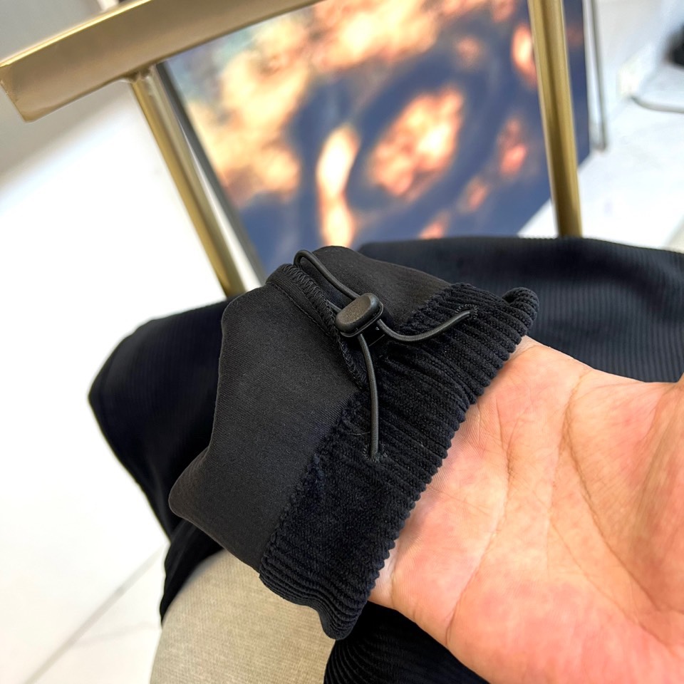 Mon蒙口、2025秋冬新品 蒙口休闲长裤。色调搭配灯芯绒质感面料，表面细密竖条纹肌理凸显复古时尚感。腰