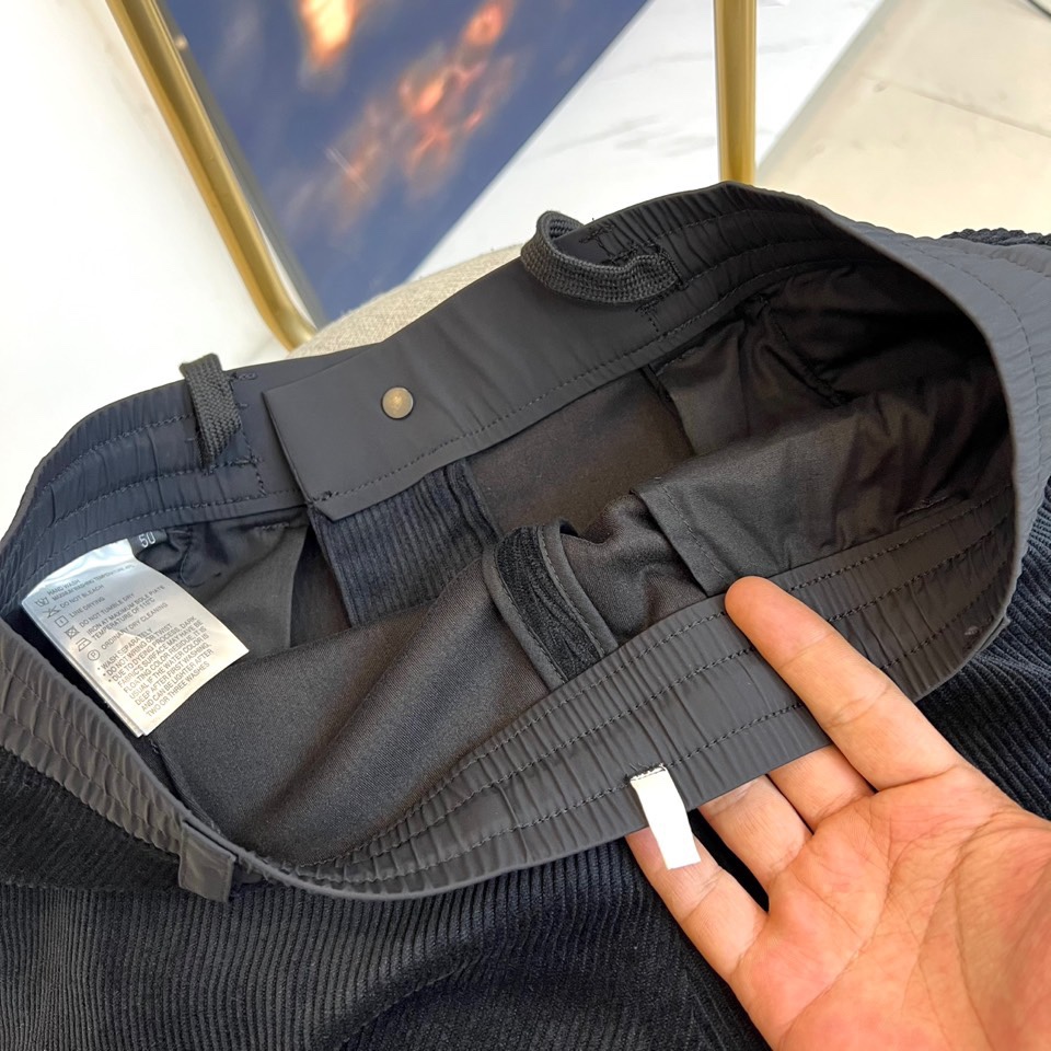 Mon蒙口、2025秋冬新品 蒙口休闲长裤。色调搭配灯芯绒质感面料，表面细密竖条纹肌理凸显复古时尚感。腰