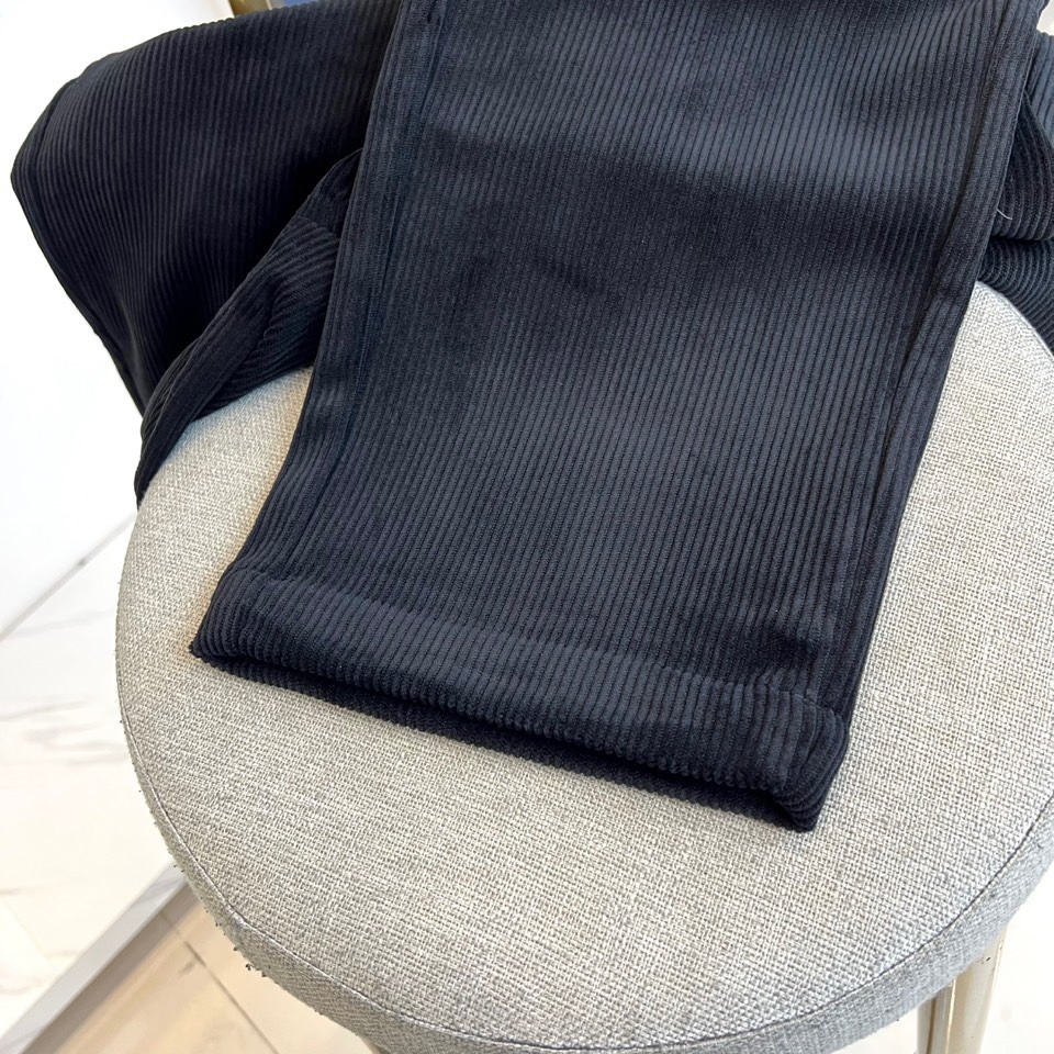 Mon蒙口、2025秋冬新品 蒙口休闲长裤。色调搭配灯芯绒质感面料，表面细密竖条纹肌理凸显复古时尚感。腰