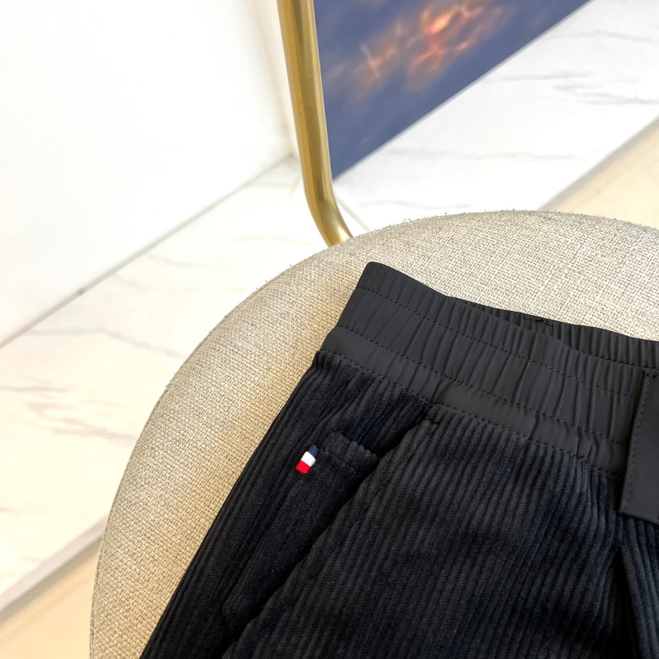 Mon蒙口、2025秋冬新品 蒙口休闲长裤。色调搭配灯芯绒质感面料，表面细密竖条纹肌理凸显复古时尚感。腰