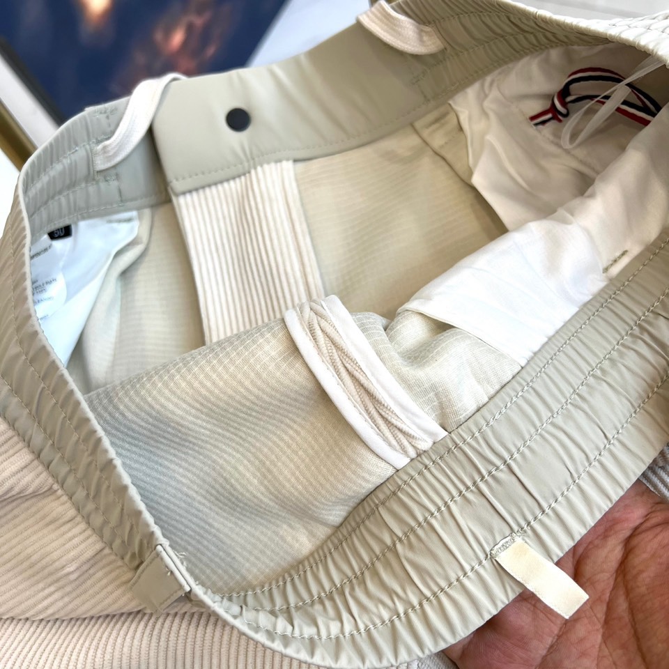 Mon蒙口、2025秋冬新品 蒙口休闲长裤。色调搭配灯芯绒质感面料，表面细密竖条纹肌理凸显复古时尚感。腰