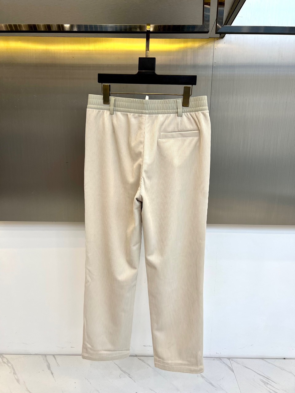 Mon蒙口、2025秋冬新品 蒙口休闲长裤。色调搭配灯芯绒质感面料，表面细密竖条纹肌理凸显复古时尚感。腰