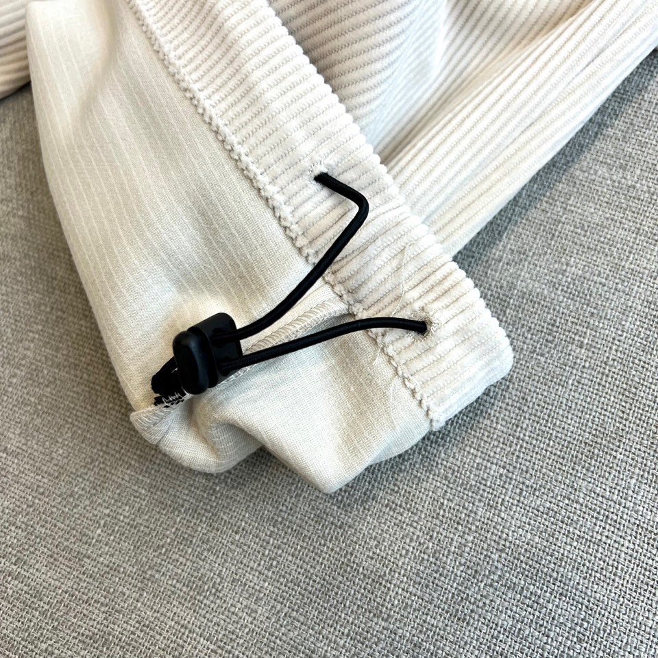 Mon蒙口、2025秋冬新品 蒙口休闲长裤。色调搭配灯芯绒质感面料，表面细密竖条纹肌理凸显复古时尚感。腰