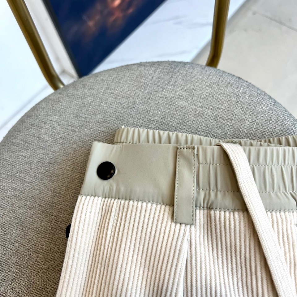 Mon蒙口、2025秋冬新品 蒙口休闲长裤。色调搭配灯芯绒质感面料，表面细密竖条纹肌理凸显复古时尚感。腰