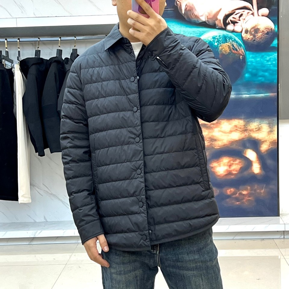 Mon蒙口、2025秋冬新品 MONCLER曜黑经典羽绒服。这款黑色羽绒服采用翻驳领设计，领口内侧饰有红