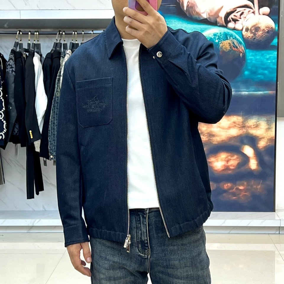 Dio迪奥、2025秋冬新品牛仔夹克，以深邃靛蓝色水洗牛仔布打造，面料呈现细腻的做旧肌理与自然褪色效果。