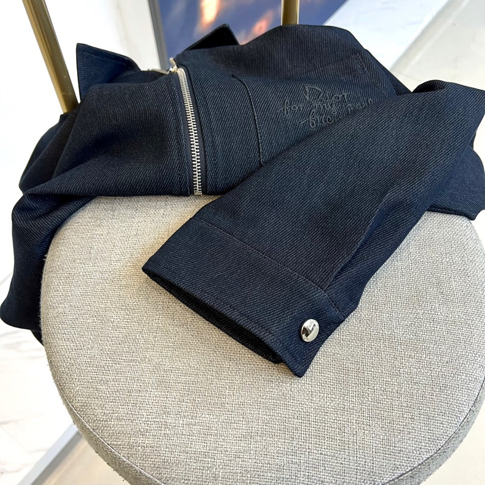 Dio迪奥、2025秋冬新品牛仔夹克，以深邃靛蓝色水洗牛仔布打造，面料呈现细腻的做旧肌理与自然褪色效果。