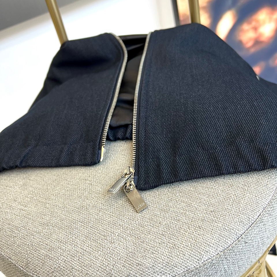 Dio迪奥、2025秋冬新品牛仔夹克，以深邃靛蓝色水洗牛仔布打造，面料呈现细腻的做旧肌理与自然褪色效果。