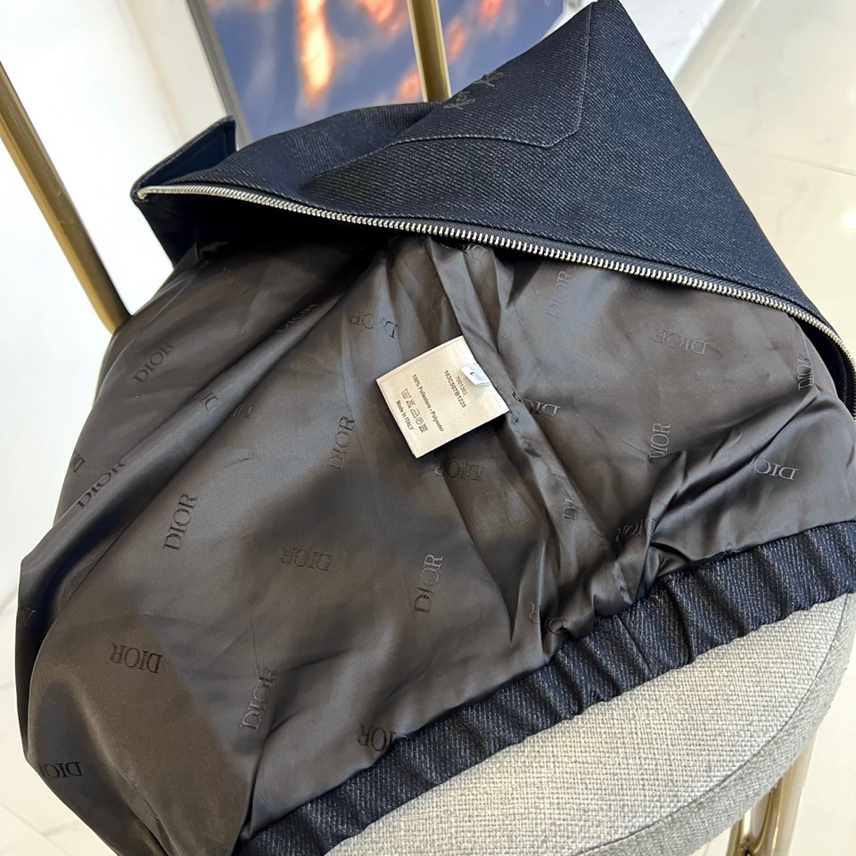 Dio迪奥、2025秋冬新品牛仔夹克，以深邃靛蓝色水洗牛仔布打造，面料呈现细腻的做旧肌理与自然褪色效果。