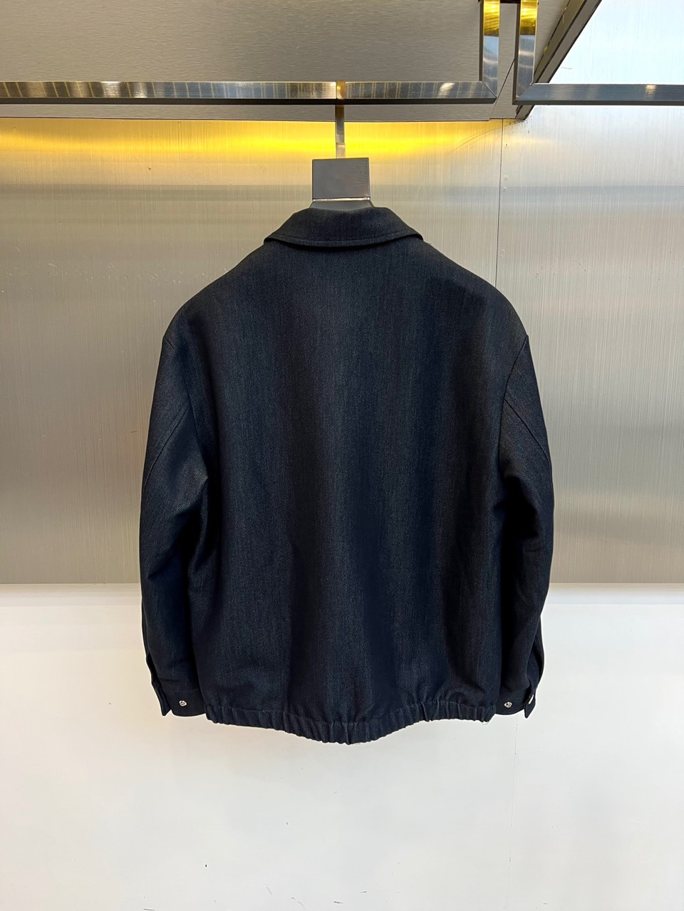 Dio迪奥、2025秋冬新品牛仔夹克，以深邃靛蓝色水洗牛仔布打造，面料呈现细腻的做旧肌理与自然褪色效果。