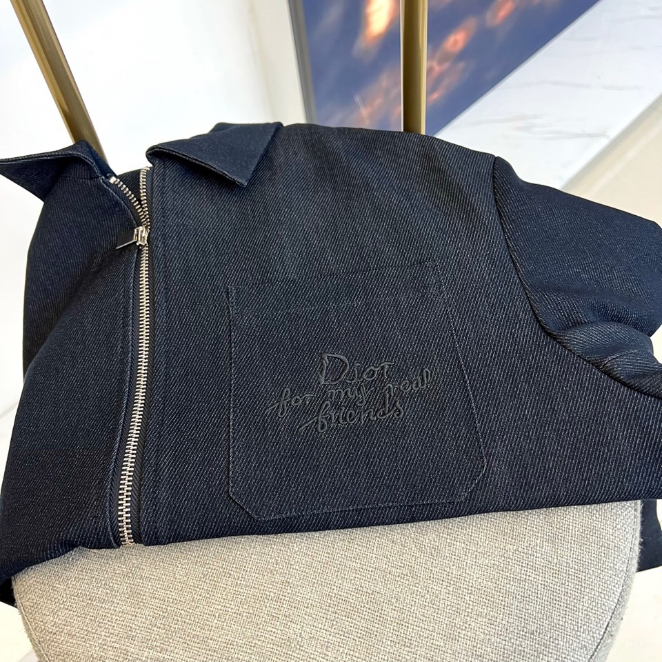 Dio迪奥、2025秋冬新品牛仔夹克，以深邃靛蓝色水洗牛仔布打造，面料呈现细腻的做旧肌理与自然褪色效果。