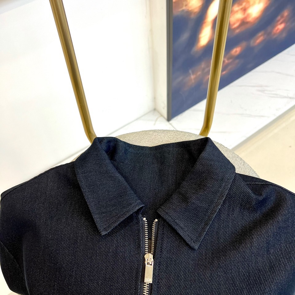 Dio迪奥、2025秋冬新品牛仔夹克，以深邃靛蓝色水洗牛仔布打造，面料呈现细腻的做旧肌理与自然褪色效果。