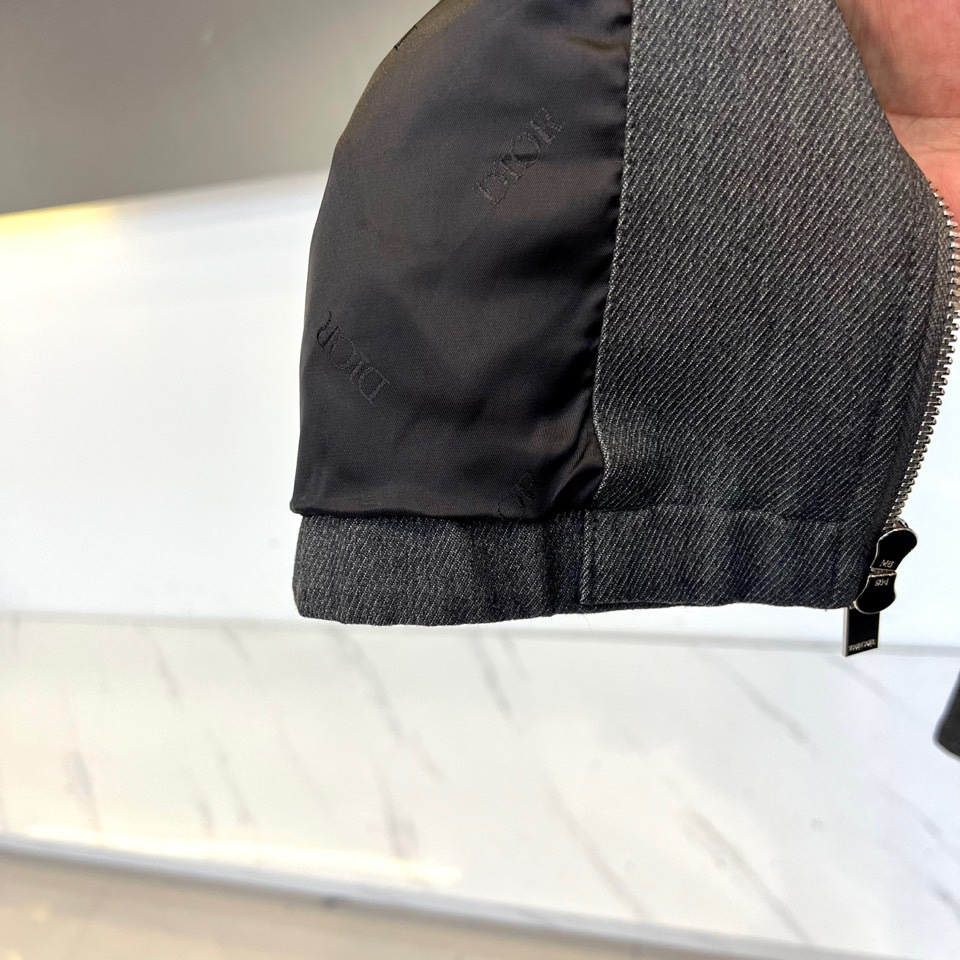 Dio迪奥、2025秋冬新品牛仔夹克，以深邃靛蓝色水洗牛仔布打造，面料呈现细腻的做旧肌理与自然褪色效果。