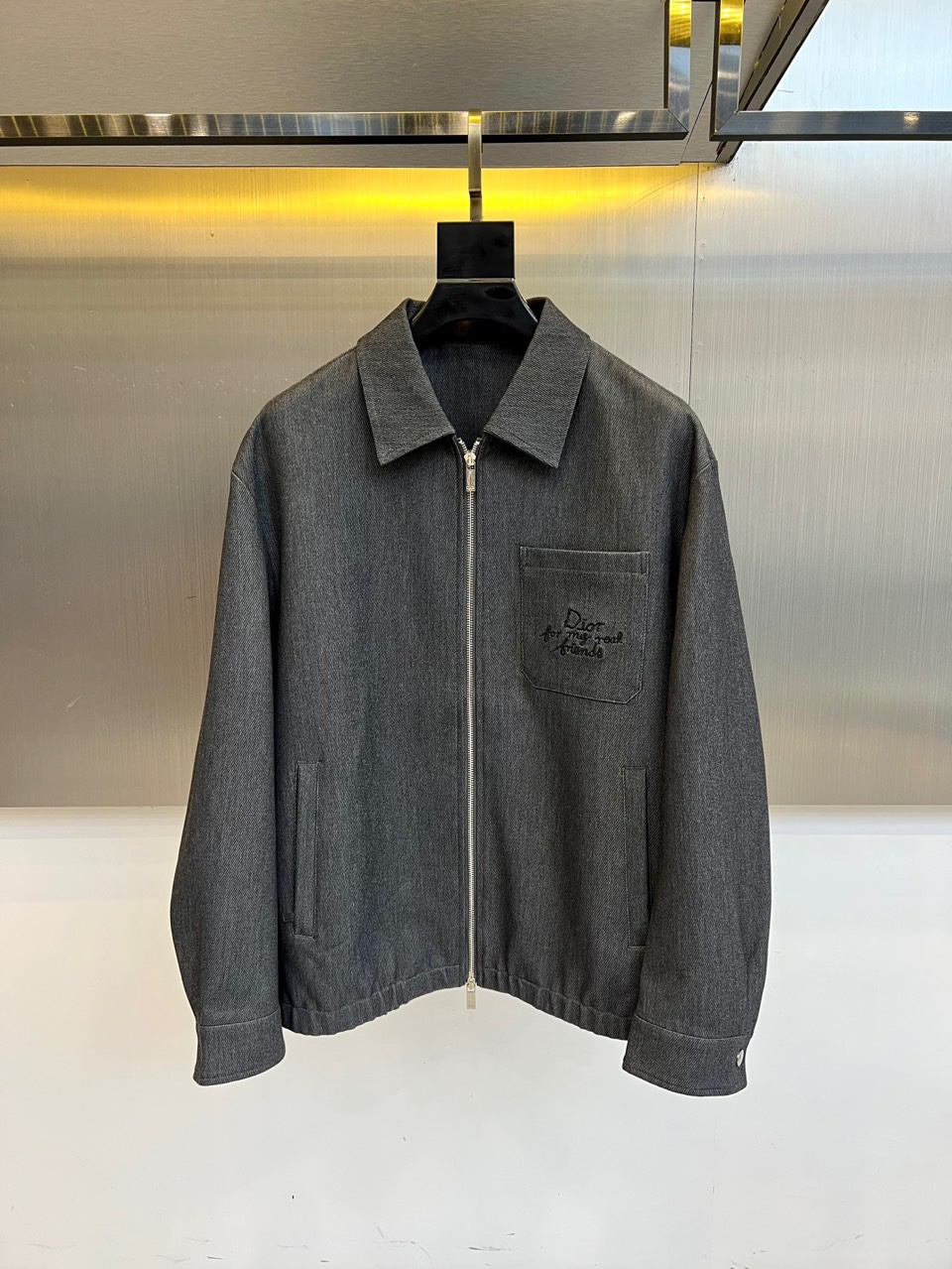 Dio迪奥、2025秋冬新品牛仔夹克，以深邃靛蓝色水洗牛仔布打造，面料呈现细腻的做旧肌理与自然褪色效果。