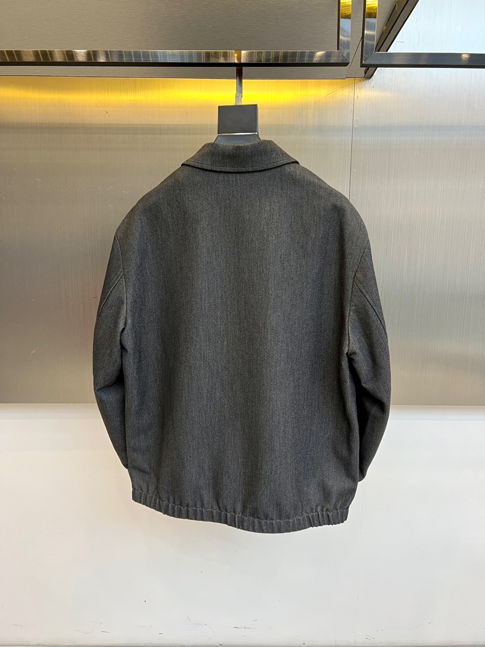 Dio迪奥、2025秋冬新品牛仔夹克，以深邃靛蓝色水洗牛仔布打造，面料呈现细腻的做旧肌理与自然褪色效果。