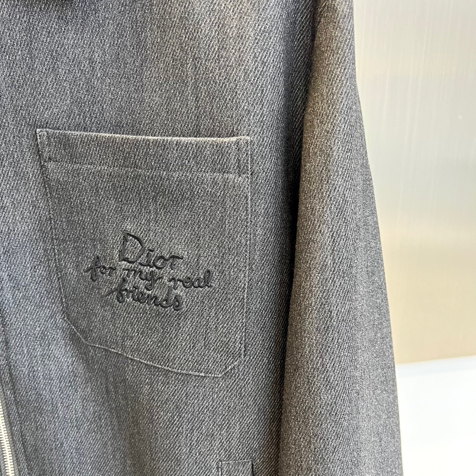 Dio迪奥、2025秋冬新品牛仔夹克，以深邃靛蓝色水洗牛仔布打造，面料呈现细腻的做旧肌理与自然褪色效果。