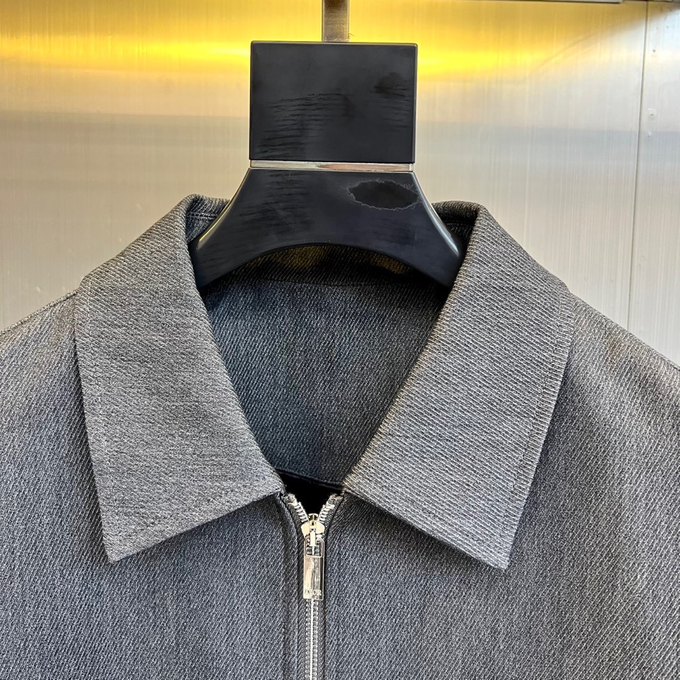 Dio迪奥、2025秋冬新品牛仔夹克，以深邃靛蓝色水洗牛仔布打造，面料呈现细腻的做旧肌理与自然褪色效果。