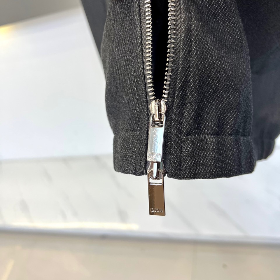 Dio迪奥、2025秋冬新品牛仔夹克，以深邃靛蓝色水洗牛仔布打造，面料呈现细腻的做旧肌理与自然褪色效果。