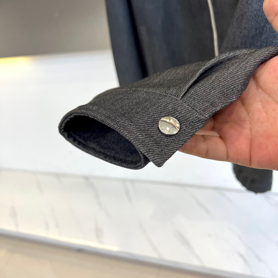 Dio迪奥、2025秋冬新品牛仔夹克，以深邃靛蓝色水洗牛仔布打造，面料呈现细腻的做旧肌理与自然褪色效果。