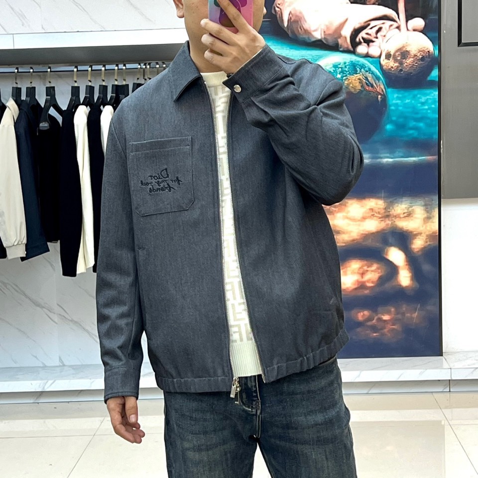 Dio迪奥、2025秋冬新品牛仔夹克，以深邃靛蓝色水洗牛仔布打造，面料呈现细腻的做旧肌理与自然褪色效果。