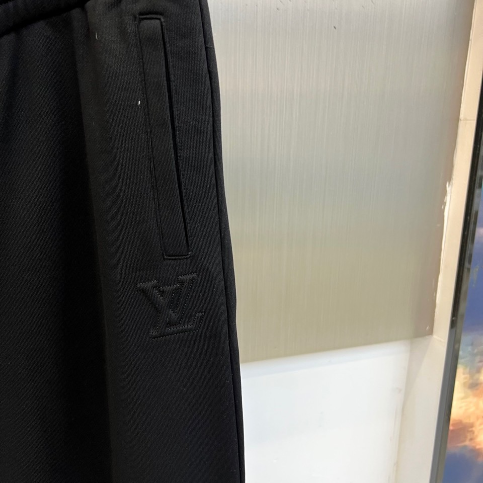 1v威登、2025秋冬新品 LOUIS VUITTON都市运动套装。白色连帽卫衣采用立体剪裁搭配可调节抽