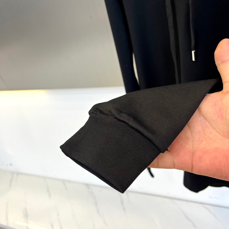 1v威登、2025秋冬新品 LOUIS VUITTON都市运动套装。白色连帽卫衣采用立体剪裁搭配可调节抽