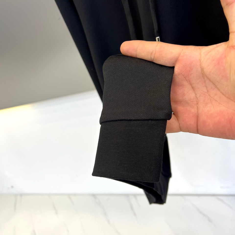 1v威登、2025秋冬新品 LOUIS VUITTON都市运动套装。白色连帽卫衣采用立体剪裁搭配可调节抽