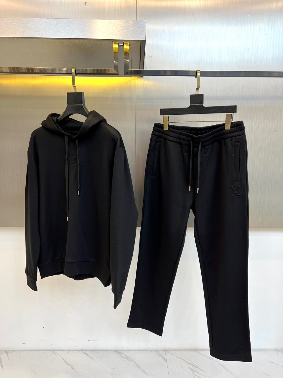 1v威登、2025秋冬新品 LOUIS VUITTON都市运动套装。白色连帽卫衣采用立体剪裁搭配可调节抽
