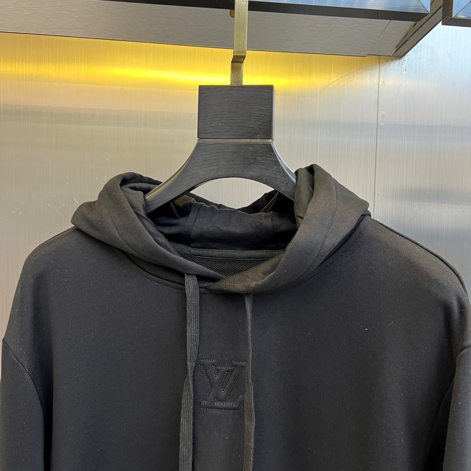 1v威登、2025秋冬新品 LOUIS VUITTON都市运动套装。白色连帽卫衣采用立体剪裁搭配可调节抽