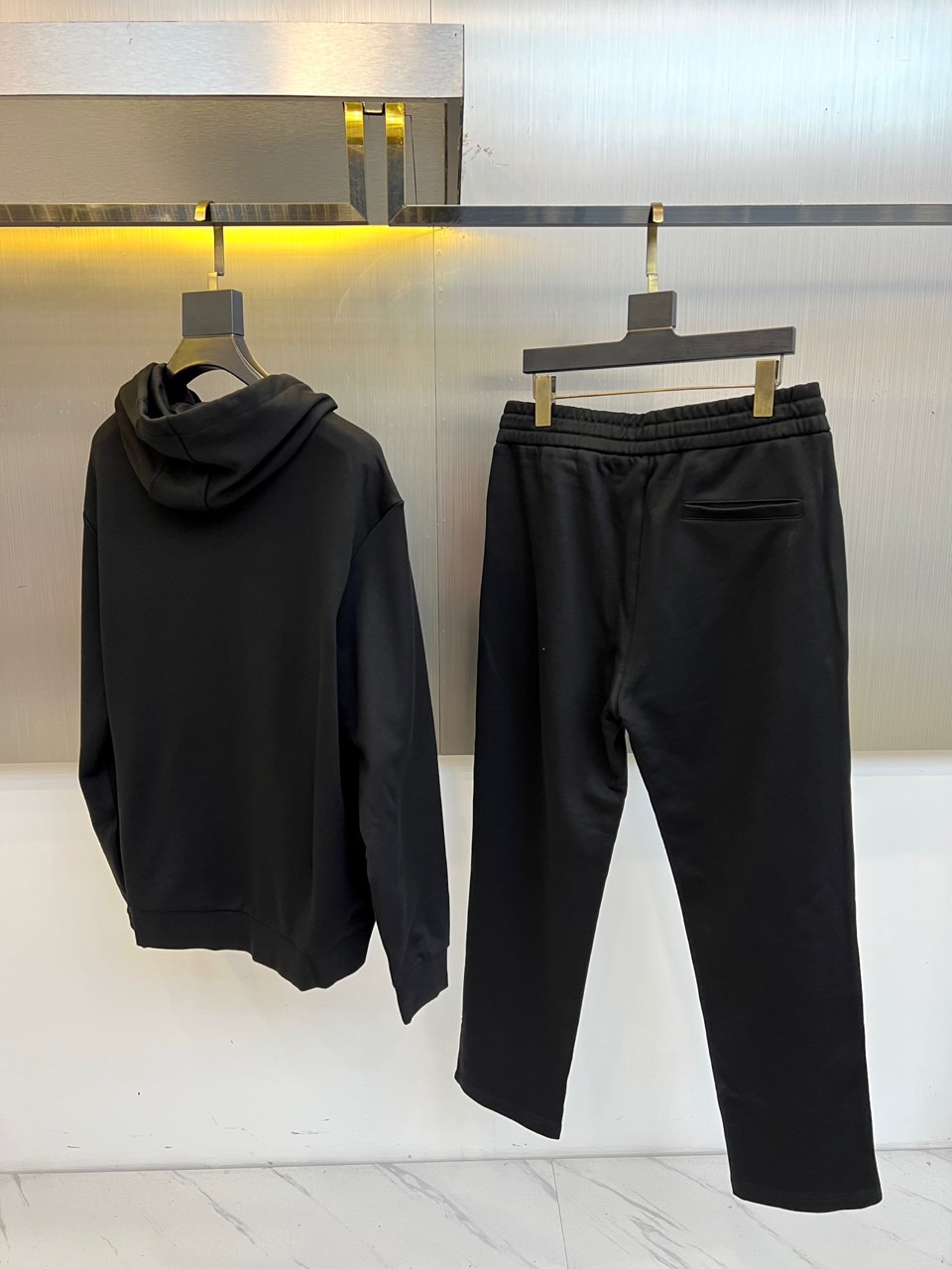 1v威登、2025秋冬新品 LOUIS VUITTON都市运动套装。白色连帽卫衣采用立体剪裁搭配可调节抽