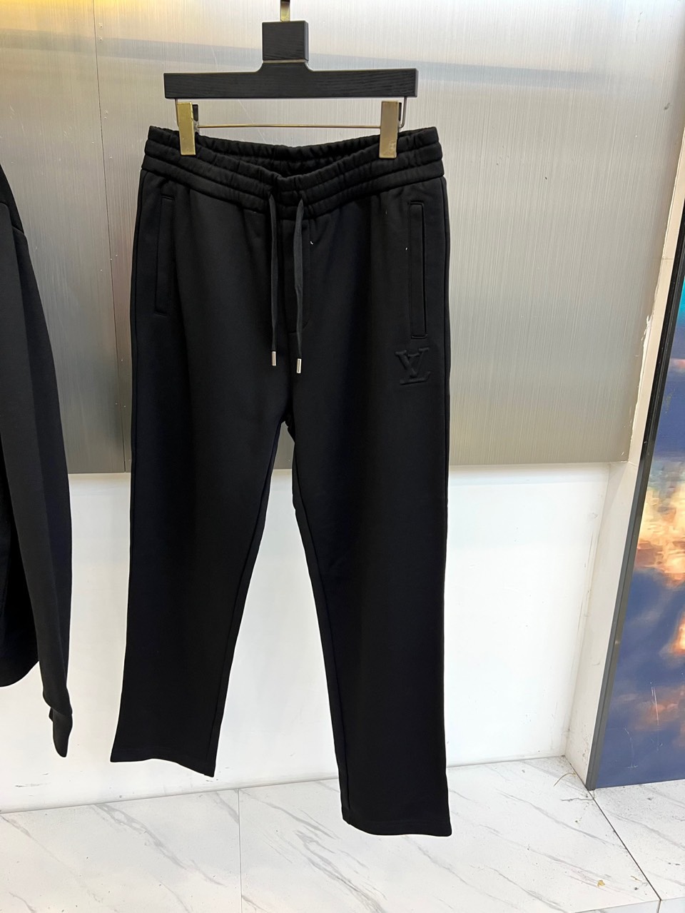 1v威登、2025秋冬新品 LOUIS VUITTON都市运动套装。白色连帽卫衣采用立体剪裁搭配可调节抽