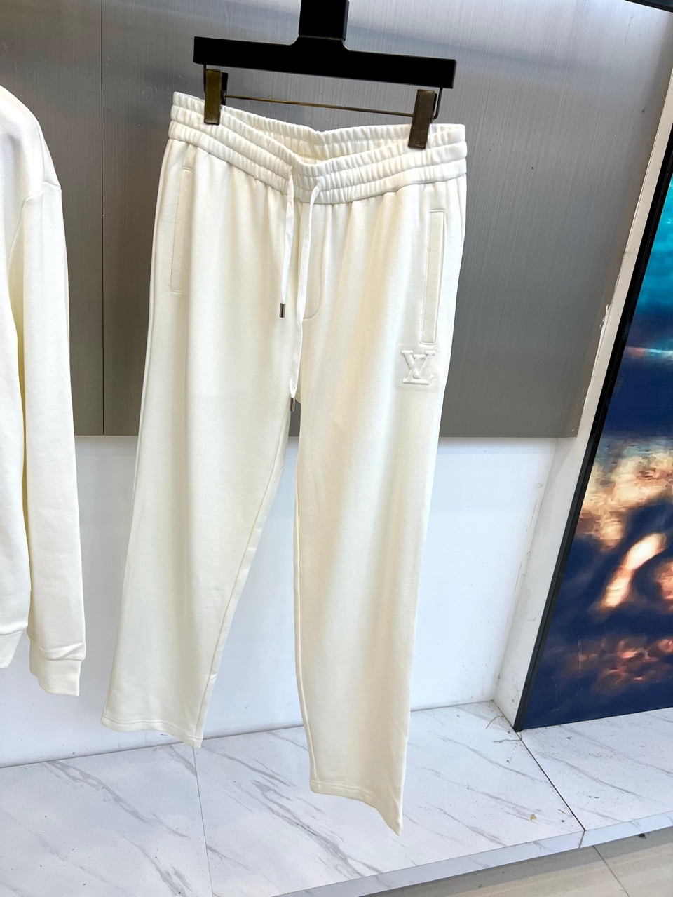 1v威登、2025秋冬新品 LOUIS VUITTON都市运动套装。白色连帽卫衣采用立体剪裁搭配可调节抽