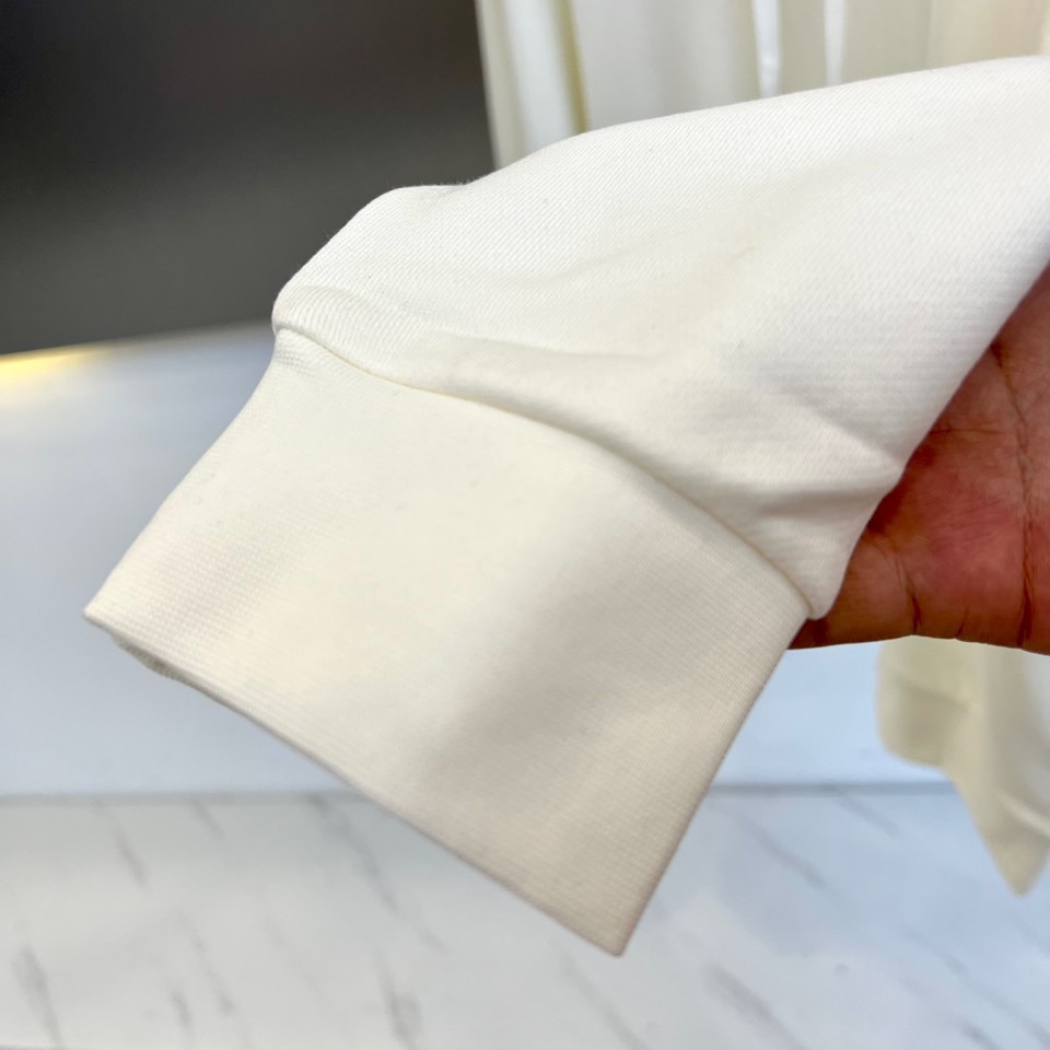 1v威登、2025秋冬新品 LOUIS VUITTON都市运动套装。白色连帽卫衣采用立体剪裁搭配可调节抽