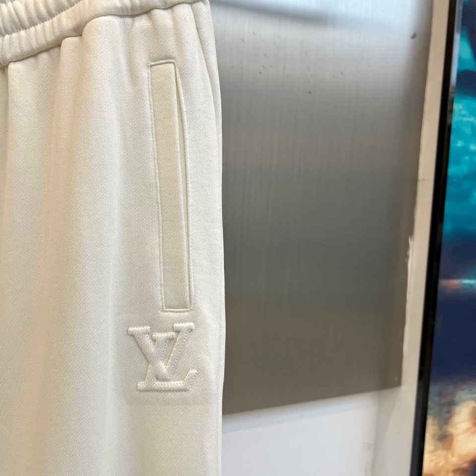 1v威登、2025秋冬新品 LOUIS VUITTON都市运动套装。白色连帽卫衣采用立体剪裁搭配可调节抽